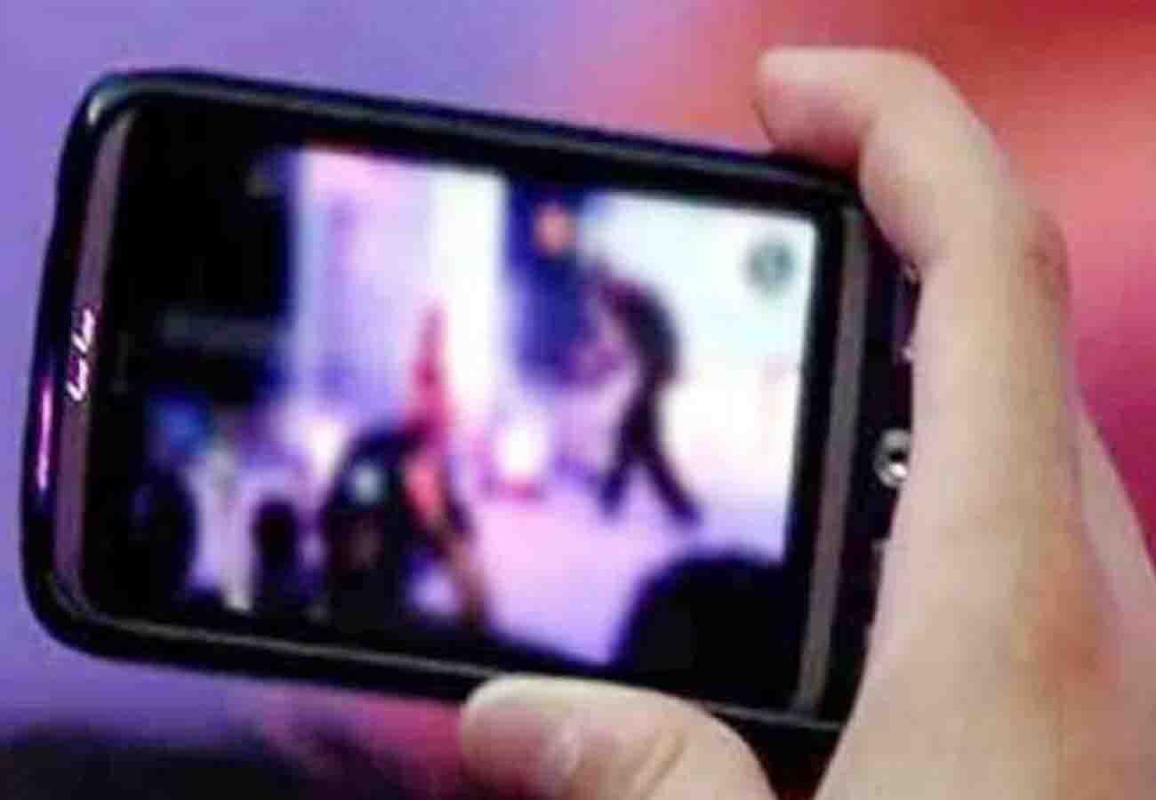 Suspicious video of teenager leaked from her mobile