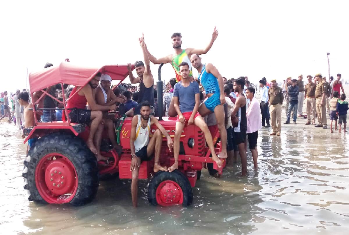 Meerut, makhdumpur mela was inaugurated and DM SSP rode the bullock cart