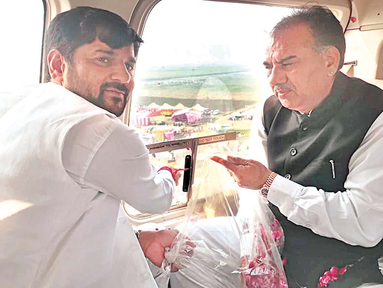 mp and mla thrown flowers on devotee in amroha's tigri mela