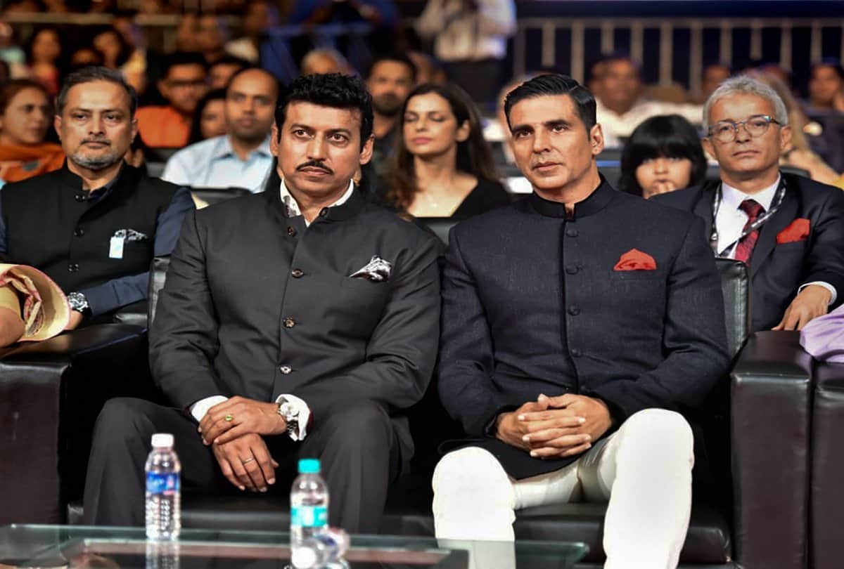 karan johar asked weird question to akshay and rajyavardhan in iffi