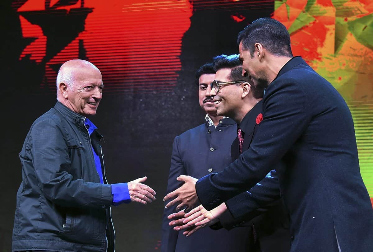 karan johar asked weird question to akshay and rajyavardhan in iffi