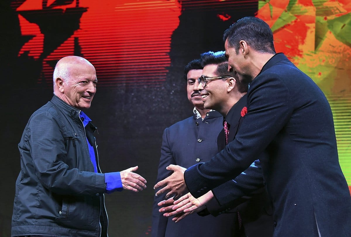 karan johar asked weird question to akshay and rajyavardhan in iffi