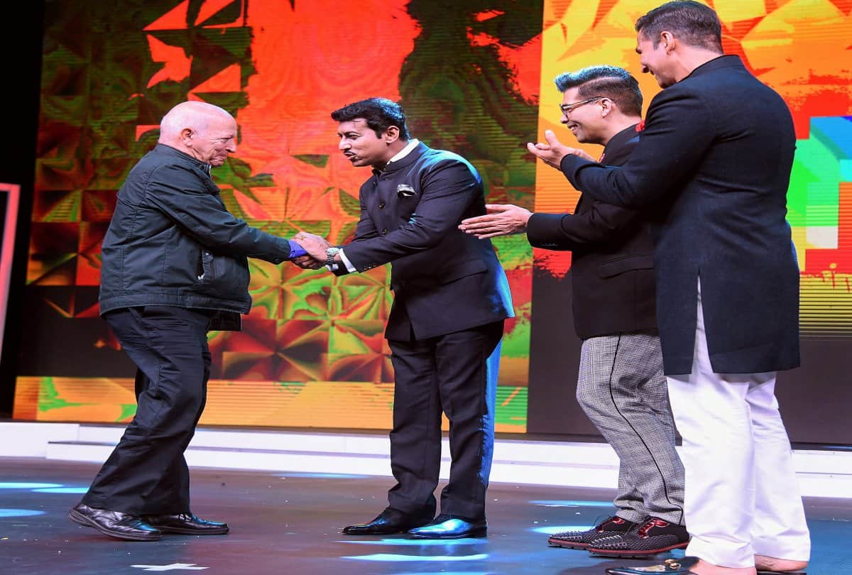 karan johar asked weird question to akshay and rajyavardhan in iffi
