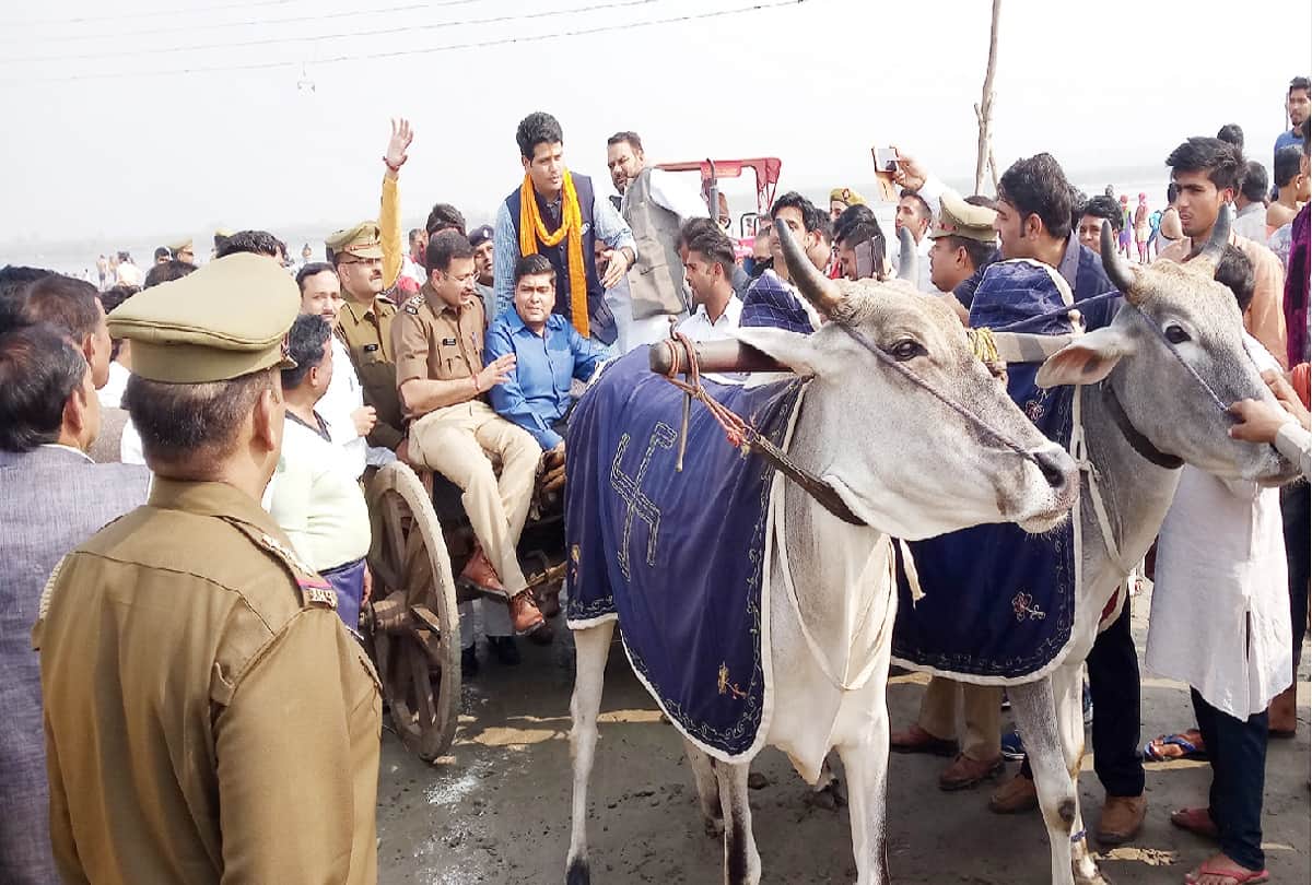 Meerut, makhdumpur mela was inaugurated and DM SSP rode the bullock cart