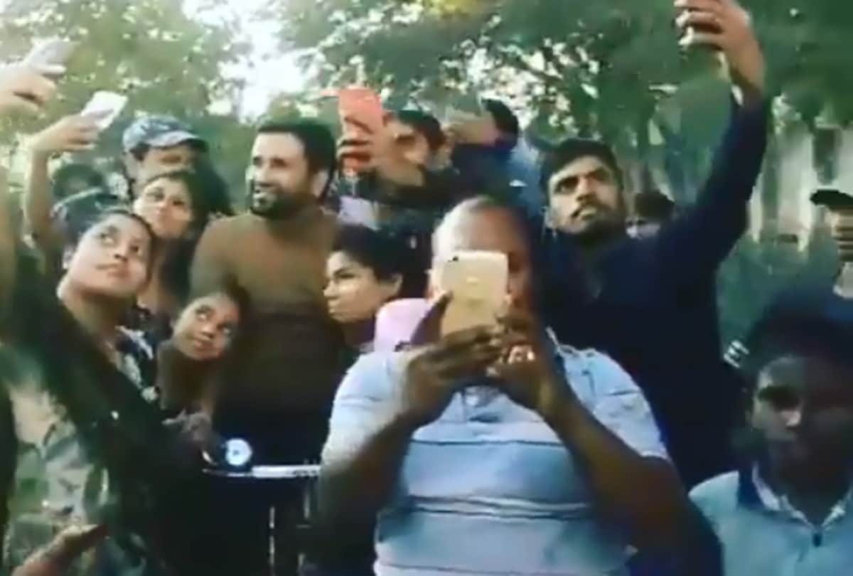 Bhojpuri Superstar Dinesh Lal Yadav Nirahua Mobbed by fans during cycling