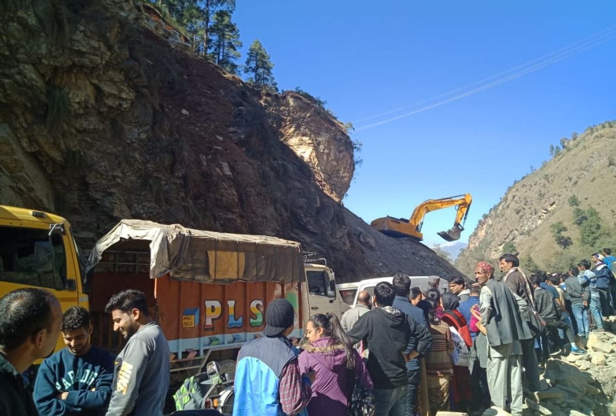 NH3 Blocked due to landslide in Banala Mandi Himachal Pradesh