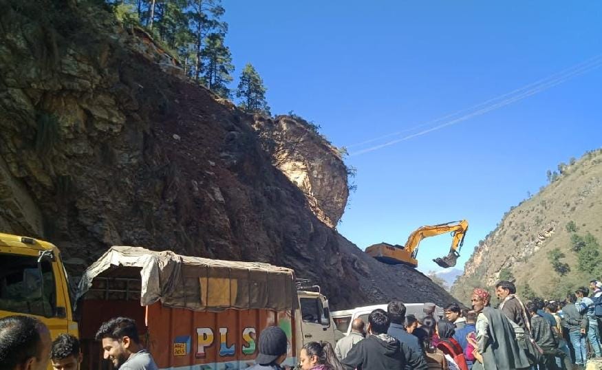 बनाला में पहाड़ी से पत्थर गिरने के चलते चंडीगढ़-मनाली एनएच बंद, सैकड़ों लोग जाम में फंसे