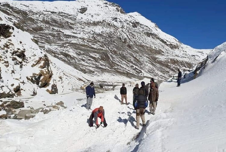 बर्फ हटाने के लिए बेलचे लेकर आगे आए युवा