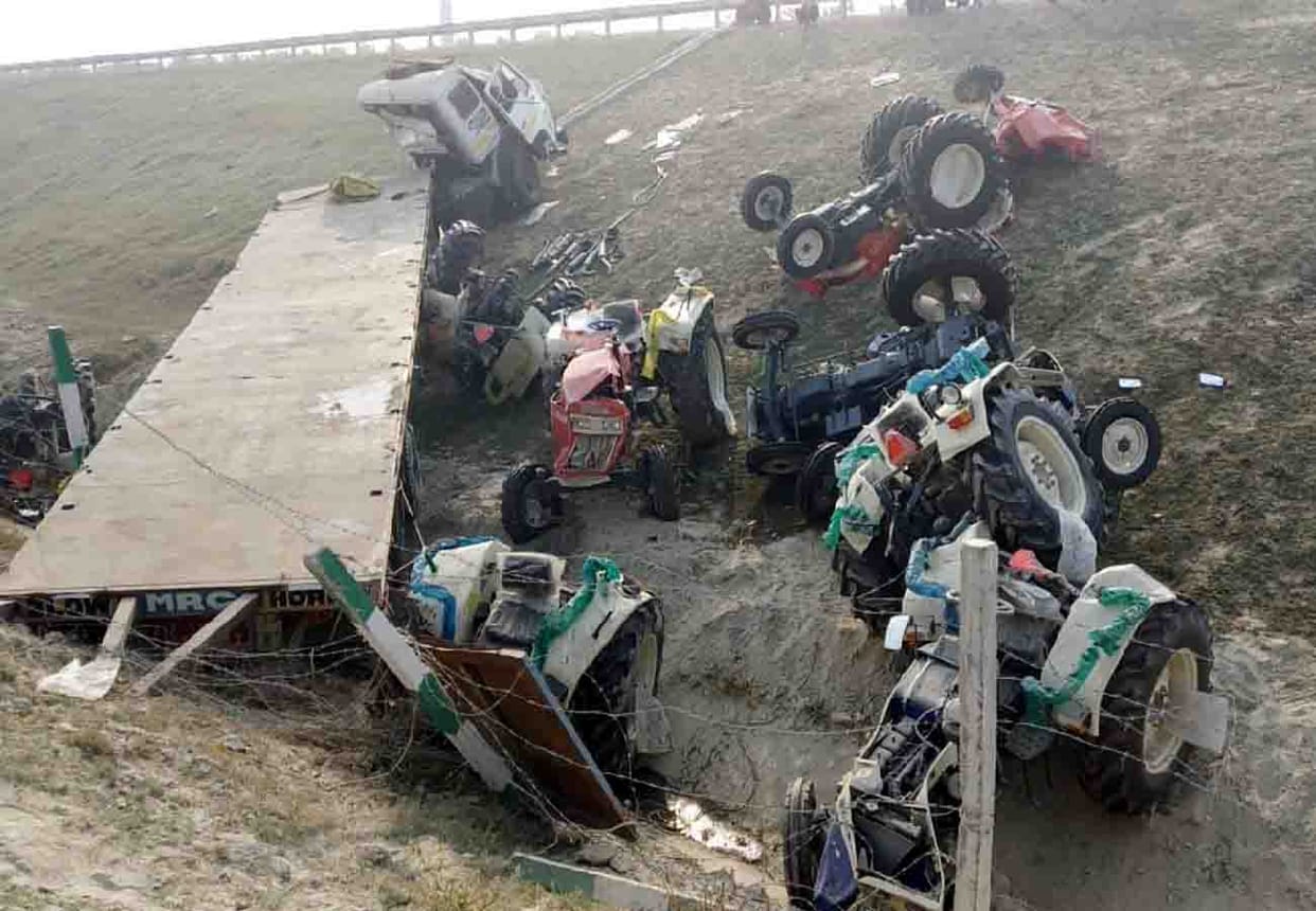 truck carrying Tractor inversed at express way in unnao