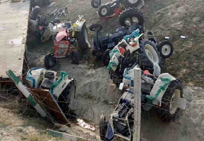 truck carrying Tractor inversed at express way in unnao