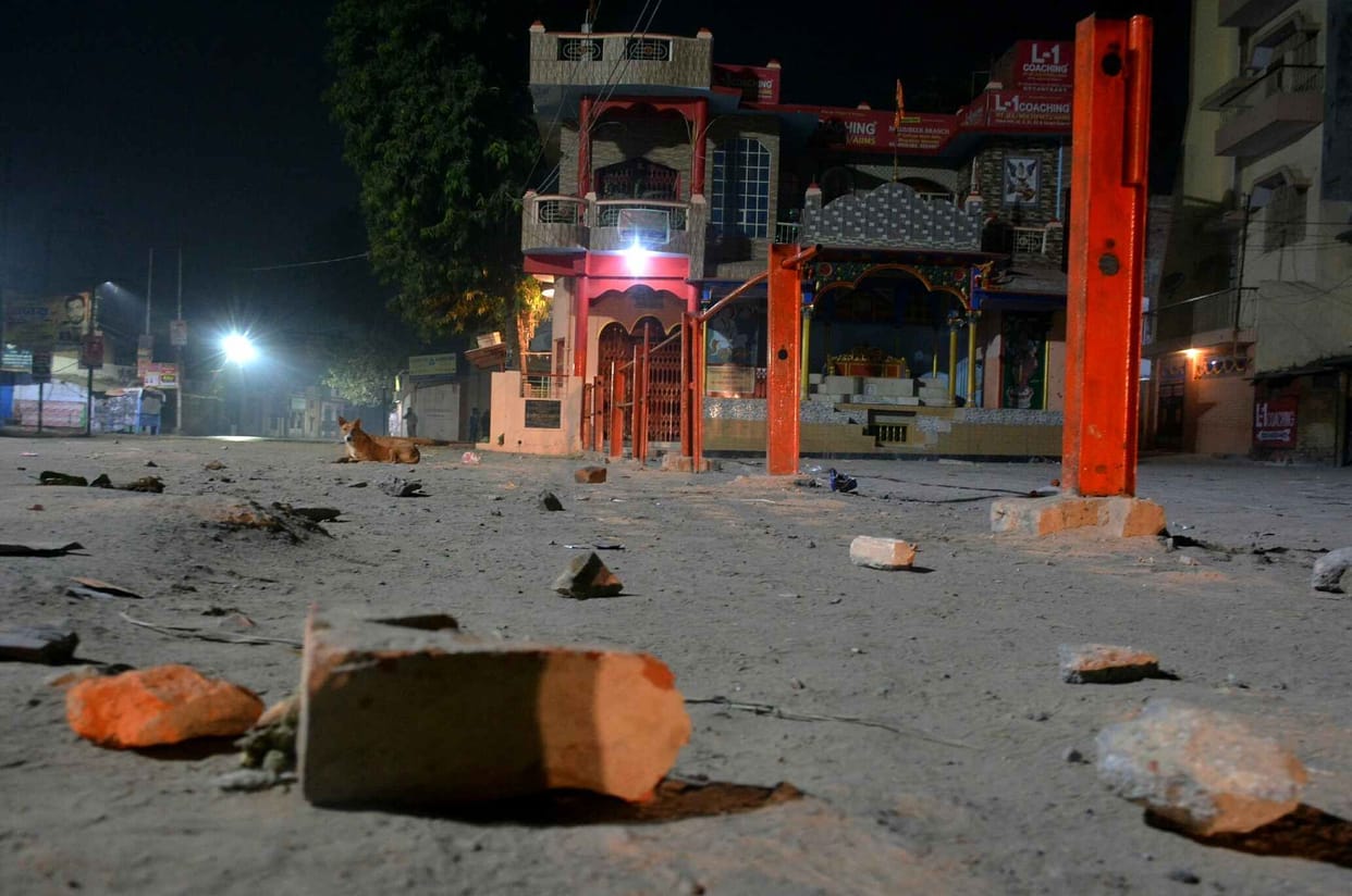 UP college students and traders fight in varanasi