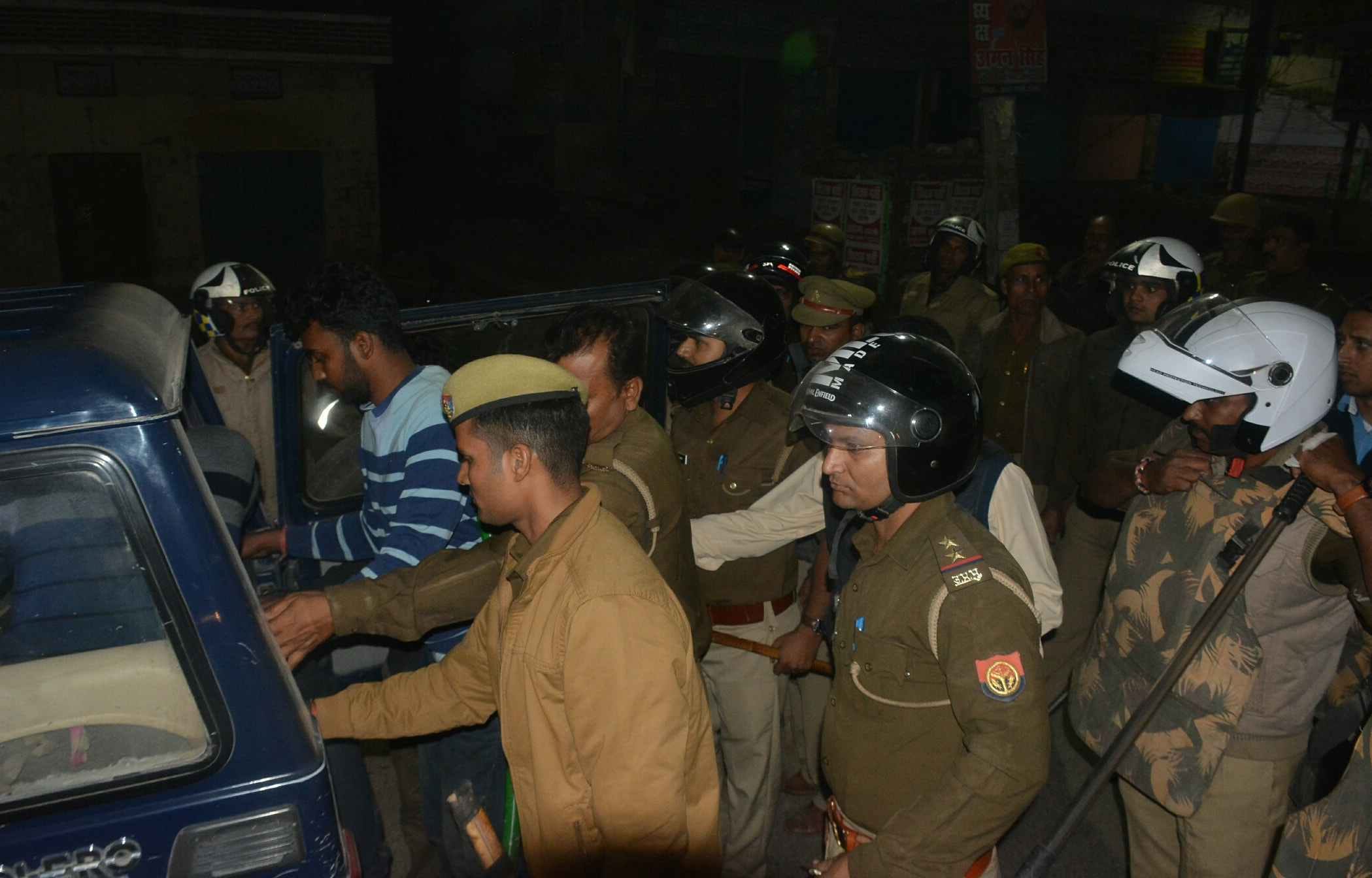 UP college students and traders fight in varanasi