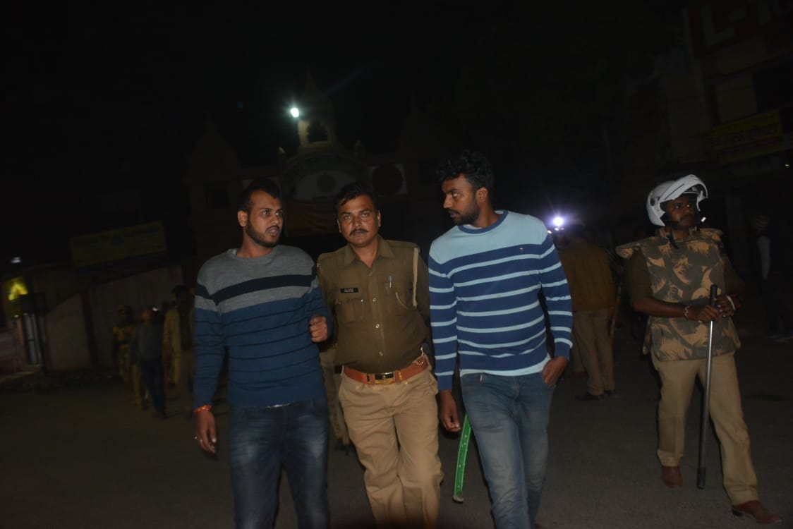 UP college students and traders fight in varanasi