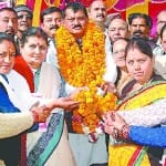 पालिकाध्यक्ष का स्वागत करतीं महिला मोर्चा कार्यकर्ता