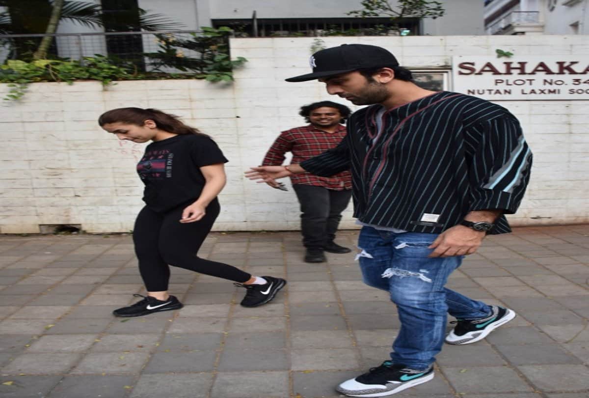 actor ranbir kapoor spotted with girlfriend alia bhatt