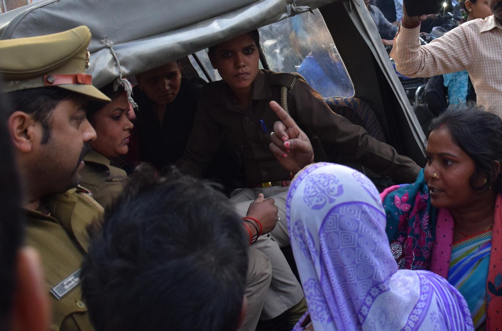 samajwadi party workers start protest for justice of saxual abuse victim