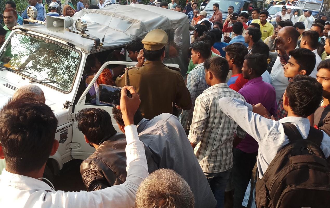 samajwadi party workers start protest for justice of saxual abuse victim