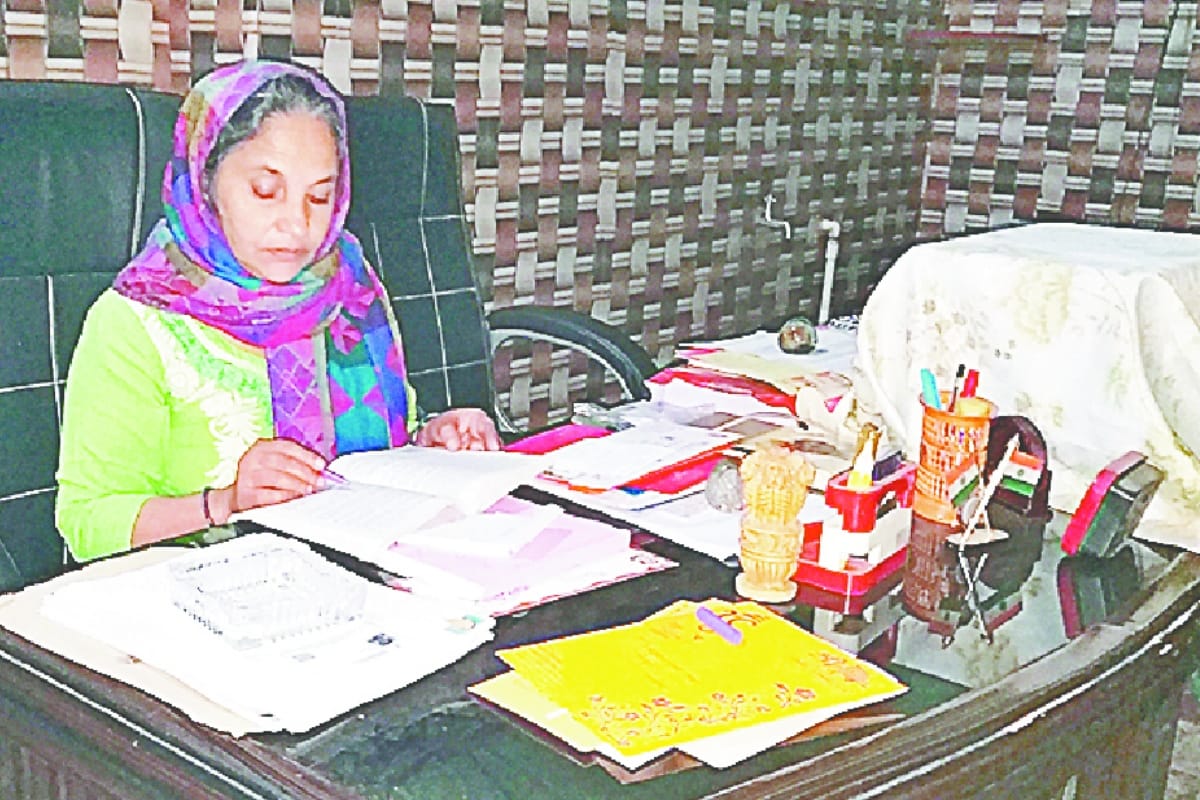Aparajita: Gram Pradhan Munesh starts study after 42 years later changed her life