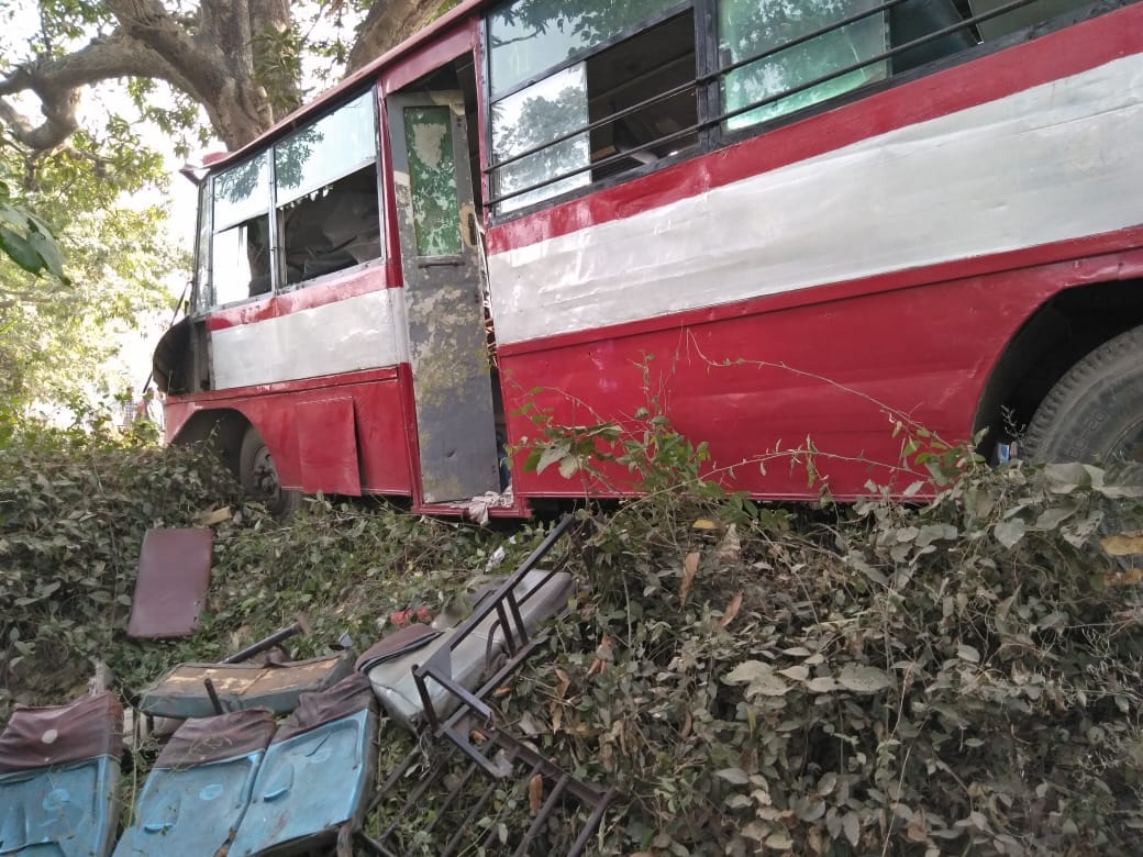 Over speed bus hit trre in ballia 47 passengers injured