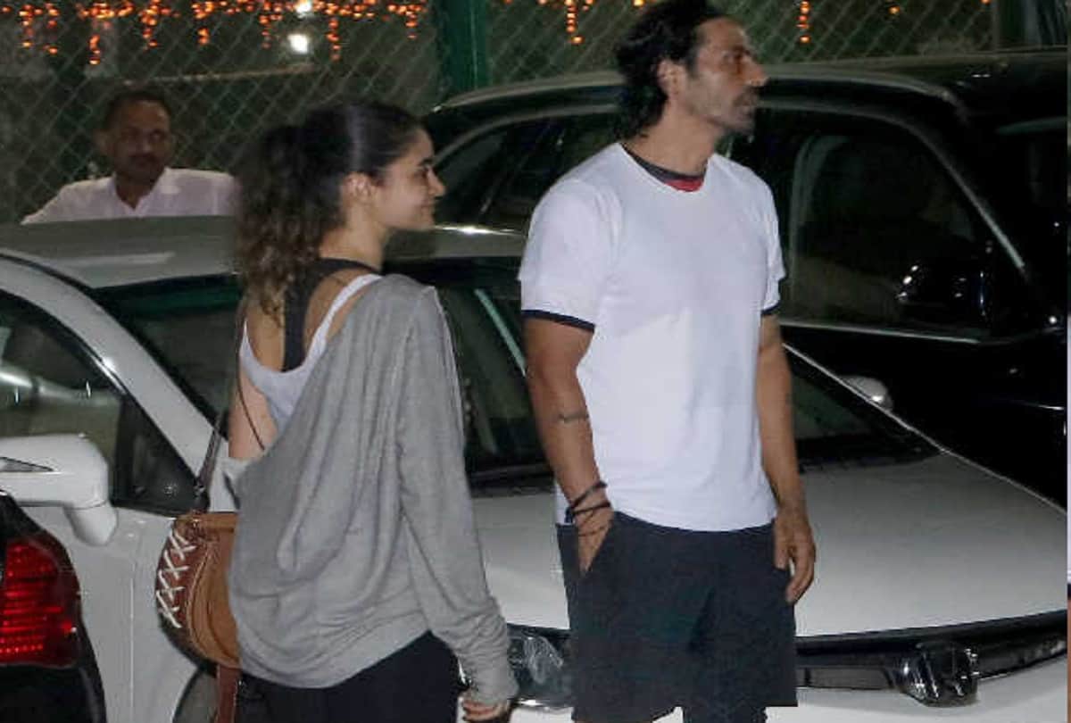 arjun rampal is spotted with his new girlfriend at mumabi
