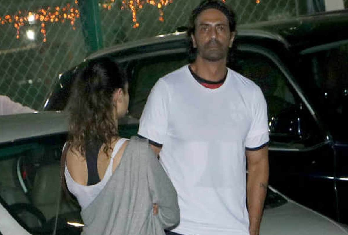 arjun rampal is spotted with his new girlfriend at mumabi