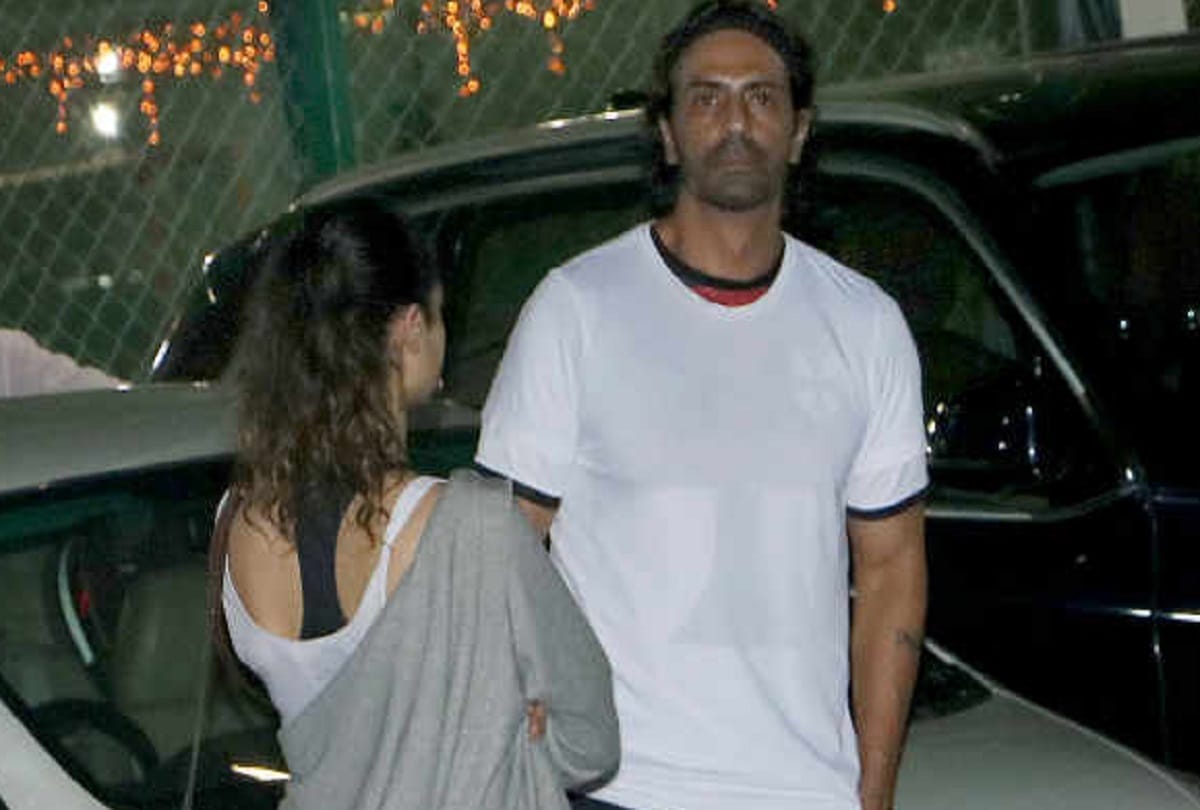 arjun rampal is spotted with his new girlfriend at mumabi