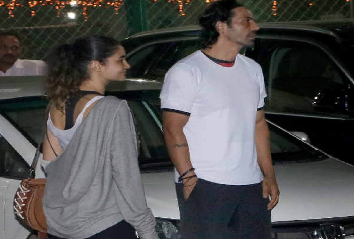 arjun rampal is spotted with his new girlfriend at mumabi