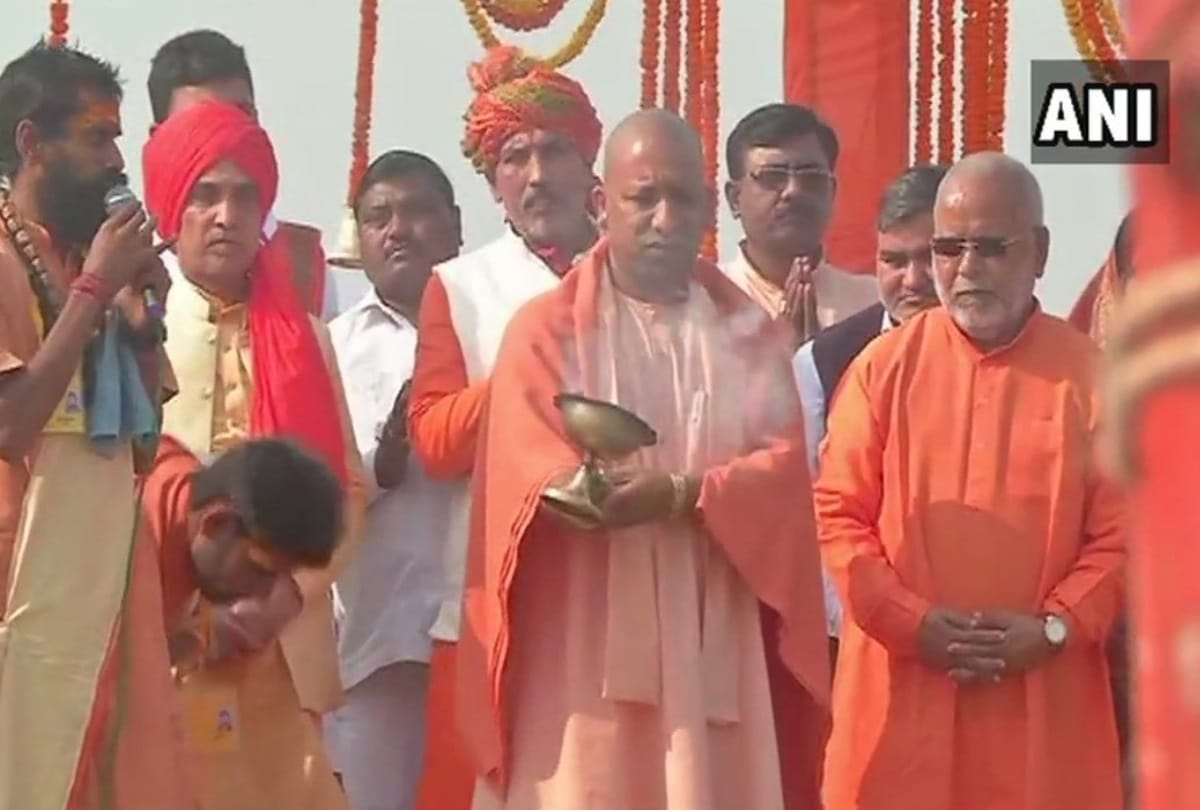 cm yogi reaches Garh Mukteshwar to attend ganga mahotsav performs ganga arti all updates