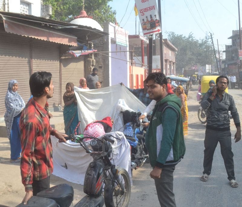 गड्ढों की वजह से रास्ते में ही हो गया असमय प्रसव, नवजात की मौत