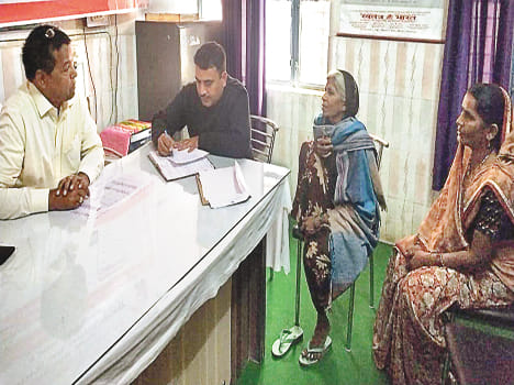 Extra SDM inquiring into the mother-in-law's mother-in-law and hope worker घn farrukhabad