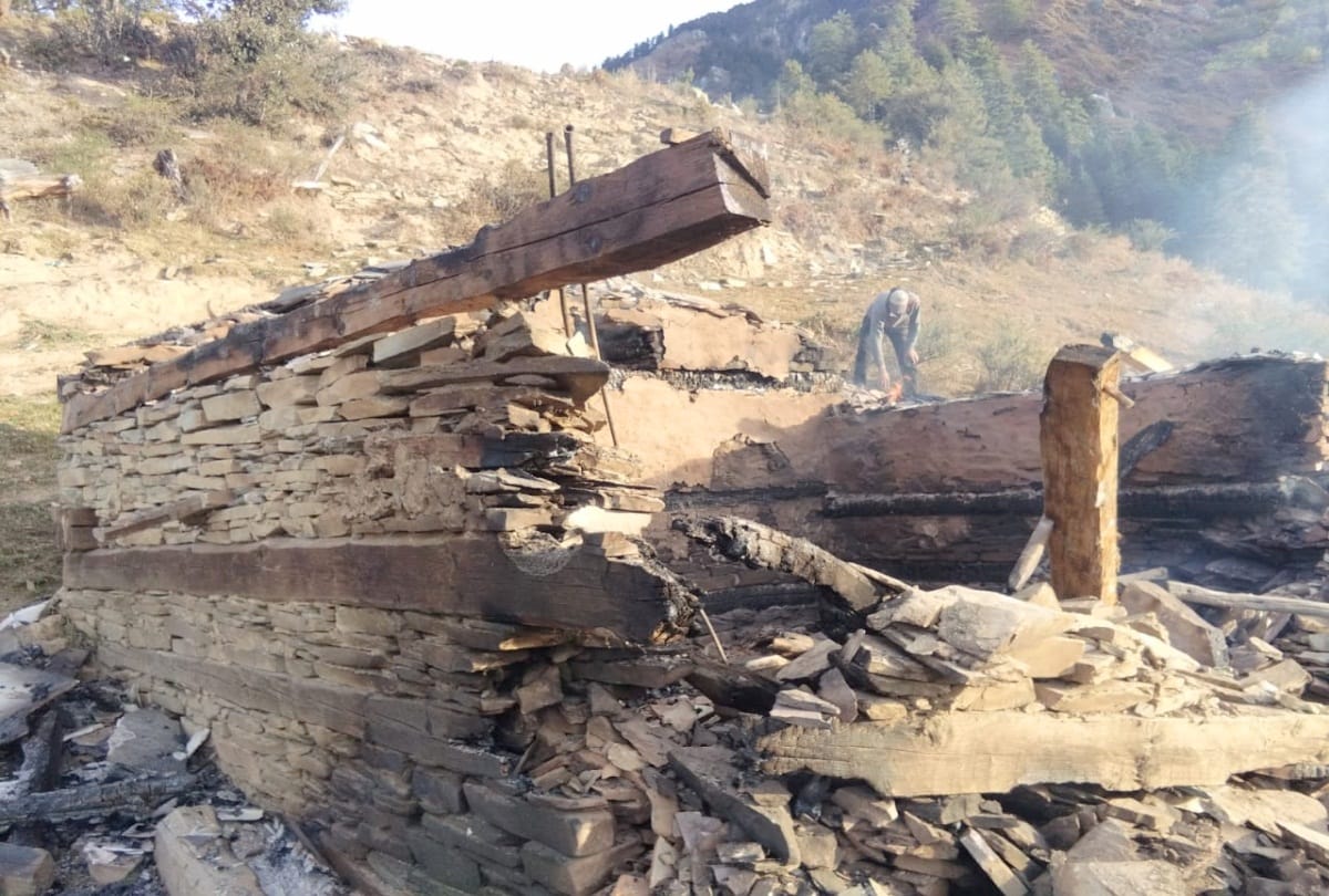 multi storied house on fire at kullu himachal