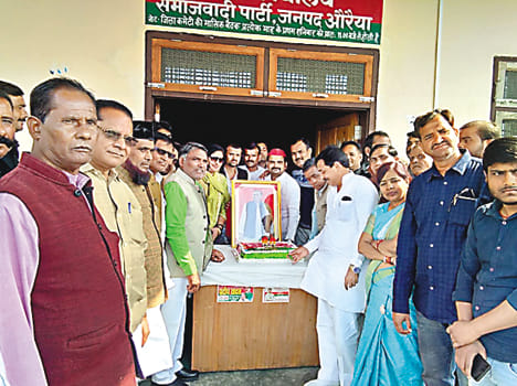 सपाइयों ने केक  काटकर मनाया मुलायम का जन्मदिन - Sapai Celebrated The Birthday Of Mulayam - Amar Ujala Hindi News Live