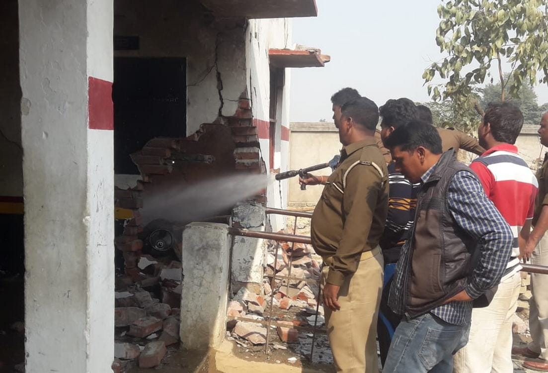 Gas cylinder blast in government school at jaunpur