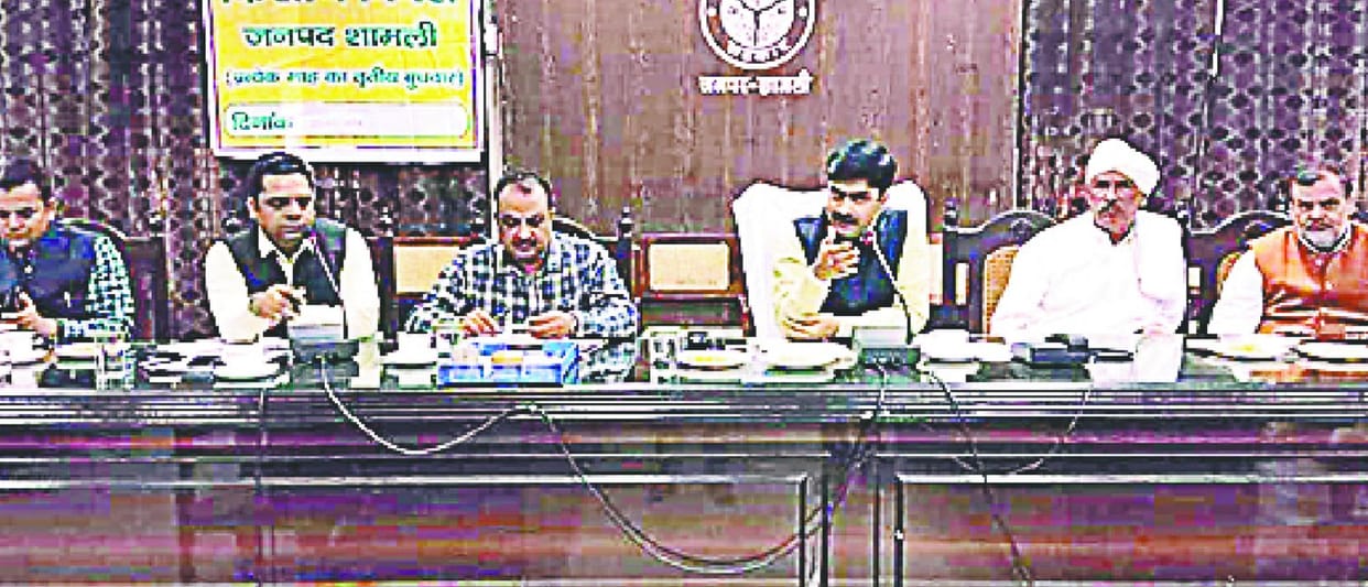 Farmers surrounded the officers in the Collectorate