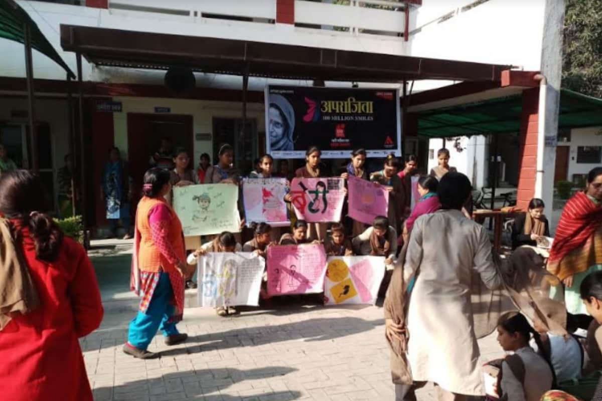 Aparajita 100 million smiles: girls learnt self defense tips in amar ujala workshop