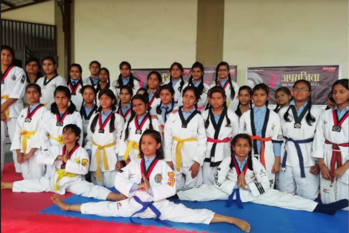 Aparajita 100 million smiles: girls learnt self defense tips in amar ujala workshop