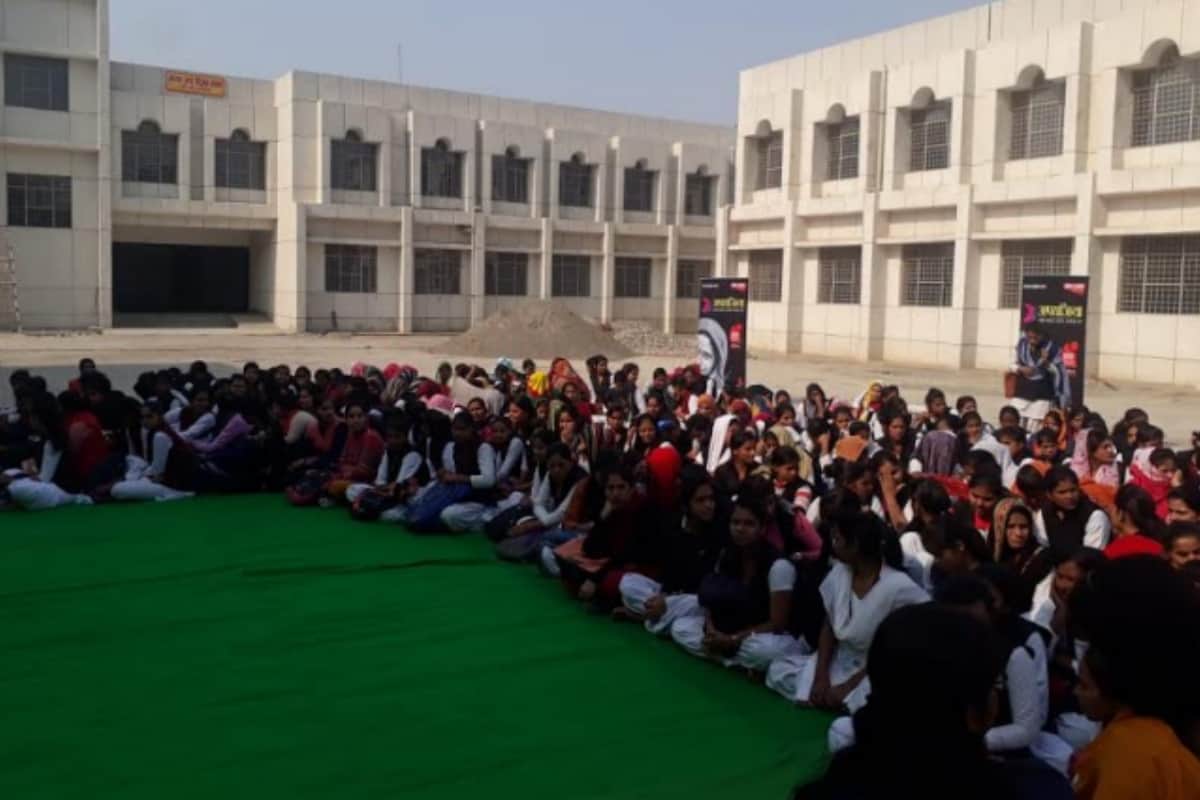 Aparajita 100 million smiles: girls learnt self defense tips in amar ujala workshop