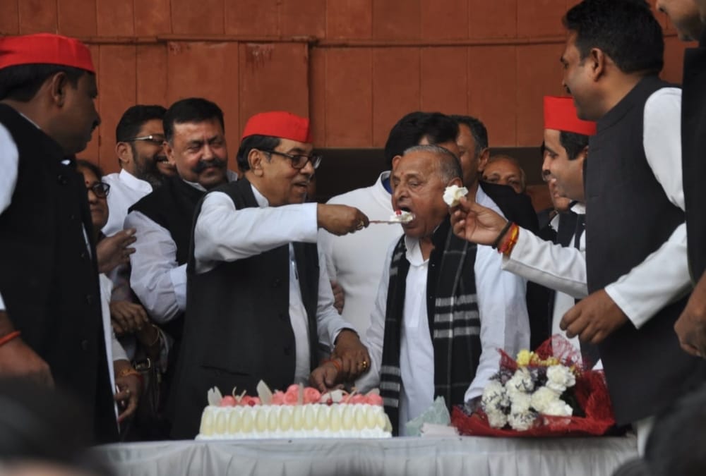 pics of mulayam singh yadav birthday celebration.