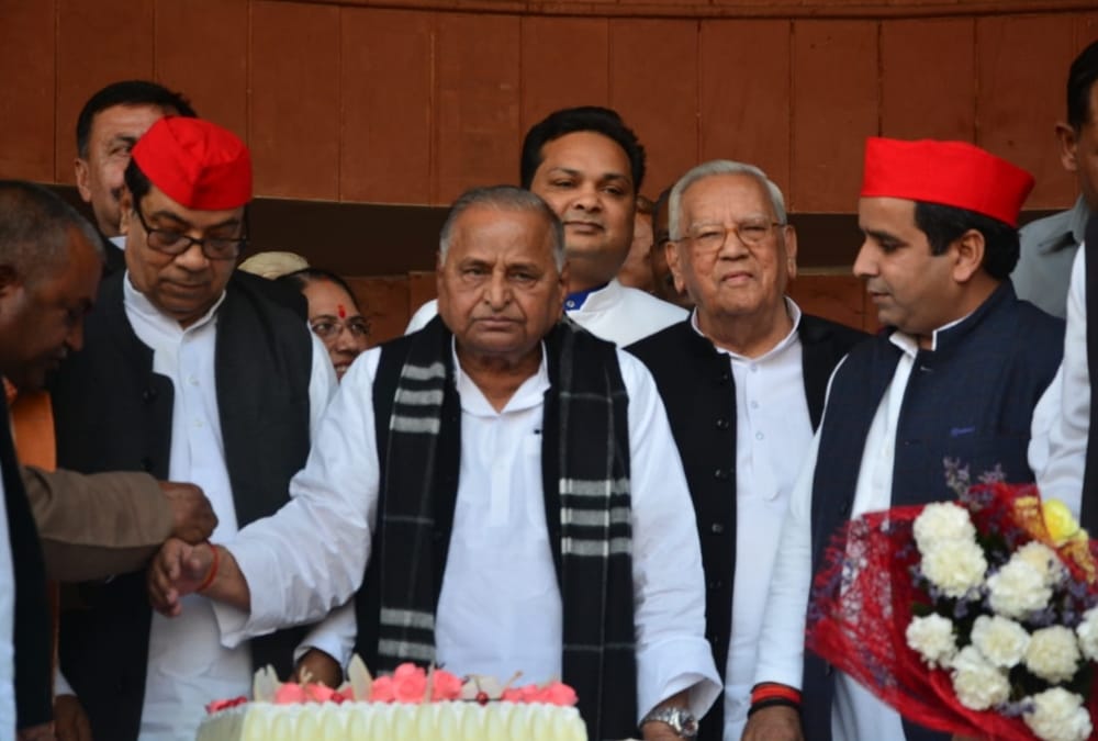 pics of mulayam singh yadav birthday celebration.