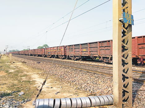 Etawah: Trains stayed for two and a half hours due to breakdown of OHE line