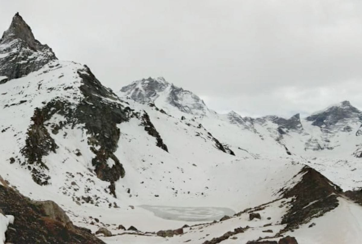 Neelkanth Mahadev Lake Freeze as Cold Waves in Himachal Pradesh