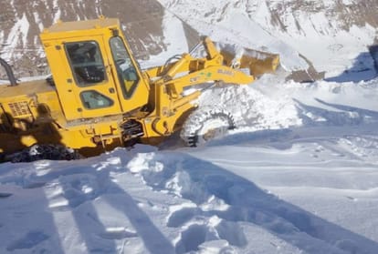 two women crossed 13,050 feet high Rohtang Pass on foot in minus temperature