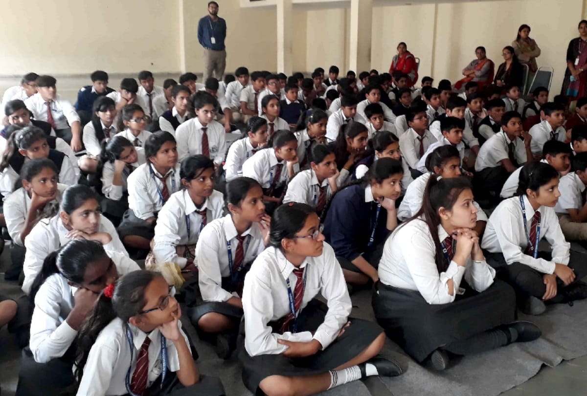 professor dinesh singh says children needs to experiment not learn