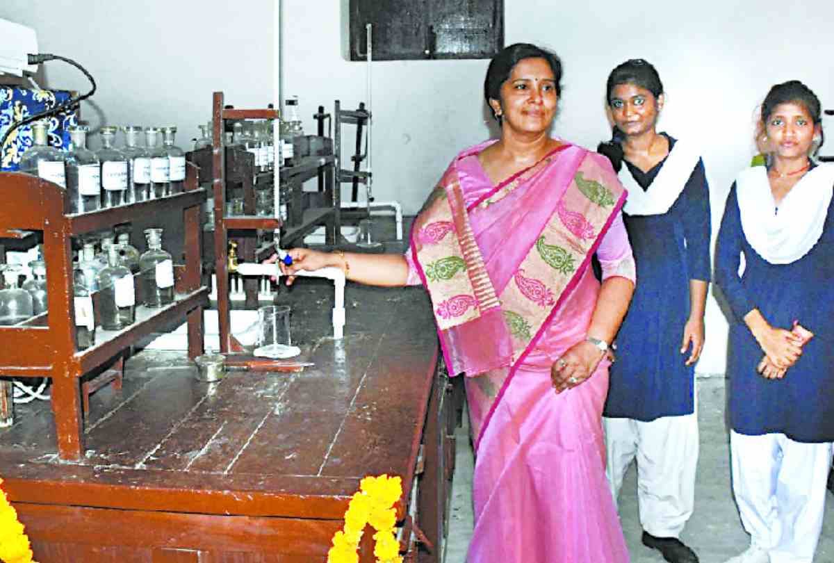 teacher manisha donated amount of insurance for lab of school