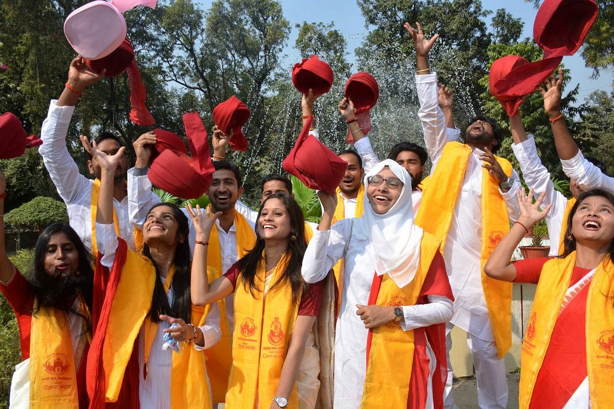 BHU दीक्षांत समारोह में मेडल पाकर खिले विद्यार्थियों के चेहरे, बोले, मेहनत  का फल मिला