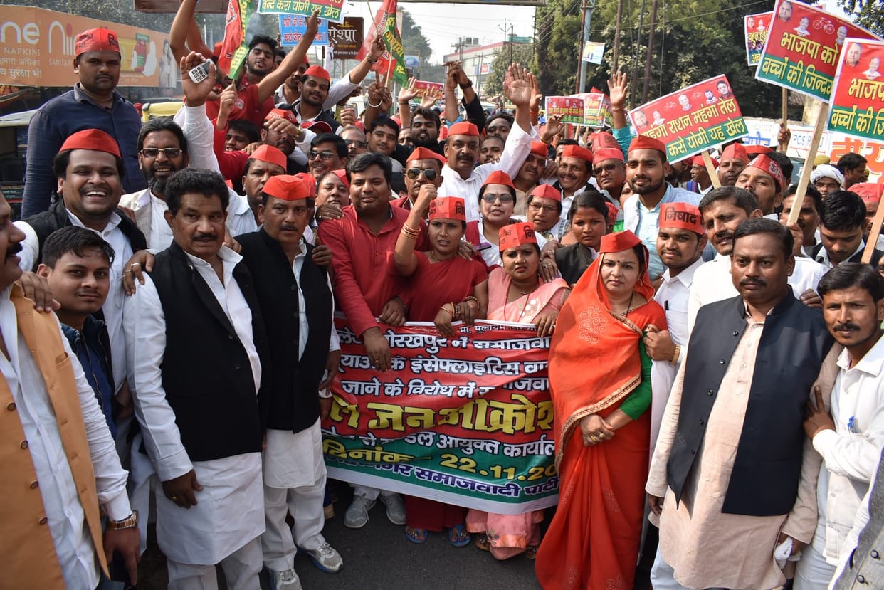 भाजपा के खिलाफ सड़क पर उतरे सपाई
