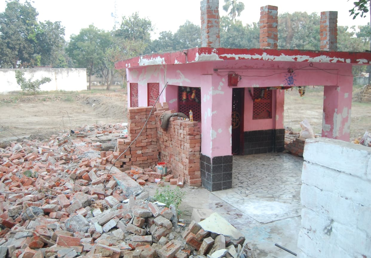 शिव मंदिर की बाउंड्री ढहाई, विरोध पर पुजारी हिरासत में