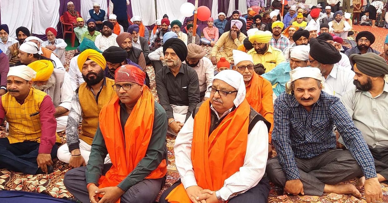 नवाया शीश, गुरुवाणी में डूब गया संगत