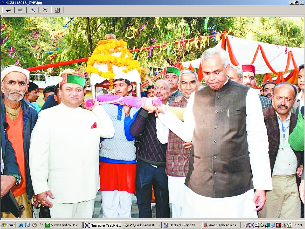 राज्यपाल ने देव पालकियों को कंधा देकर किया विदा