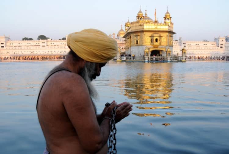 golden temple lit up on 549th prakash parv in amritsar